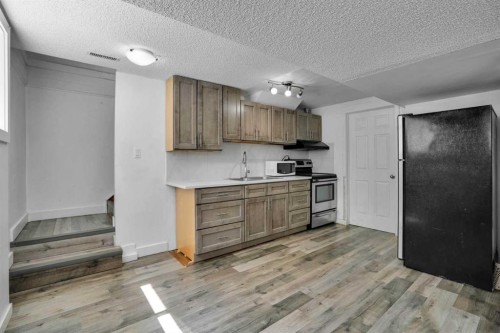 1015 Maitland Way Ne, Calgary, AB - Indoor Photo Showing Kitchen