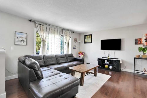 1015 Maitland Way Ne, Calgary, AB - Indoor Photo Showing Living Room