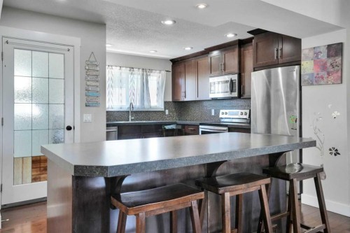 1015 Maitland Way Ne, Calgary, AB - Indoor Photo Showing Kitchen