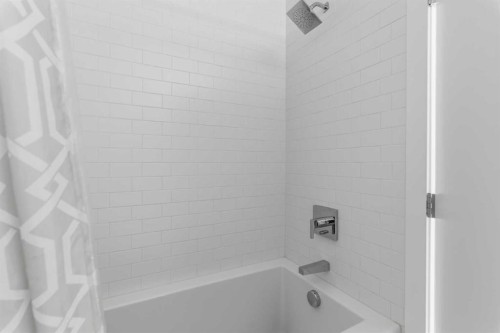 408-3130 Thirsk Street Nw, Calgary, AB - Indoor Photo Showing Bathroom