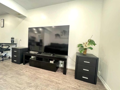 560 Northmount Drive Nw, Calgary, AB - Indoor