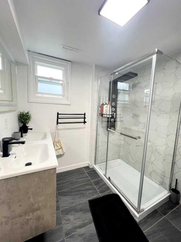 560 Northmount Drive Nw, Calgary, AB - Indoor Photo Showing Bathroom