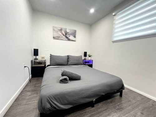 560 Northmount Drive Nw, Calgary, AB - Indoor Photo Showing Bedroom