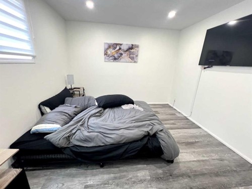 560 Northmount Drive Nw, Calgary, AB - Indoor Photo Showing Bedroom