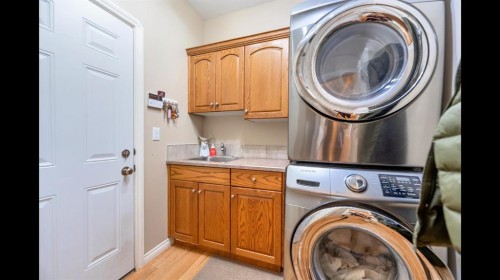 8 Logan Court, Sylvan Lake, AB - Indoor Photo Showing Laundry Room