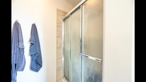 8 Logan Court, Sylvan Lake, AB - Indoor Photo Showing Bathroom