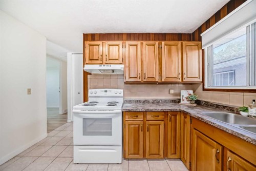 7807 20A Street Se, Calgary, AB - Indoor Photo Showing Kitchen