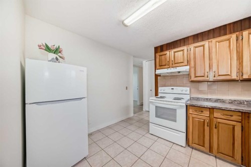 7807 20A Street Se, Calgary, AB - Indoor Photo Showing Kitchen