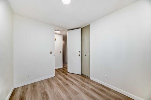 7807 20A Street Se, Calgary, AB - Indoor Photo Showing Other Room