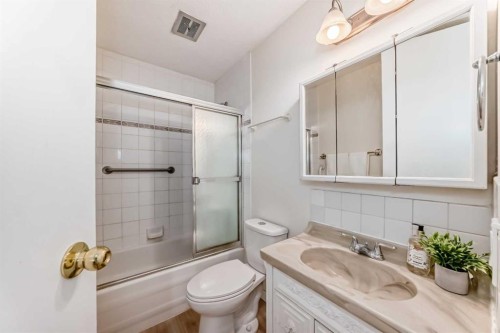 7807 20A Street Se, Calgary, AB - Indoor Photo Showing Bathroom