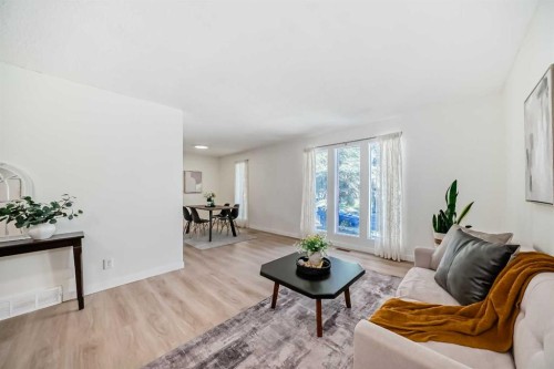 7807 20A Street Se, Calgary, AB - Indoor Photo Showing Living Room