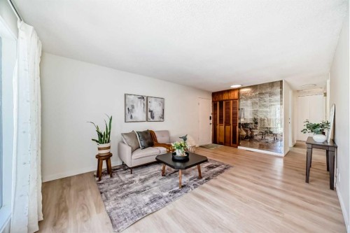 7807 20A Street Se, Calgary, AB - Indoor Photo Showing Living Room