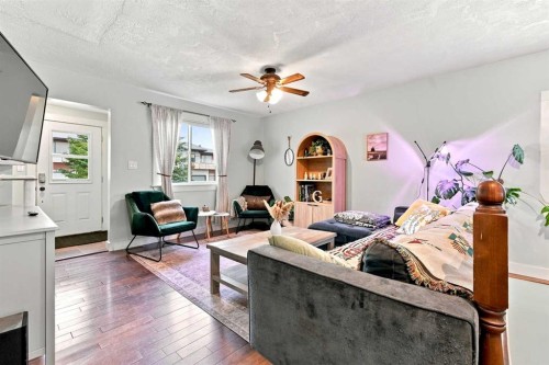 5431 55 Avenue, Lacombe, AB - Indoor Photo Showing Living Room