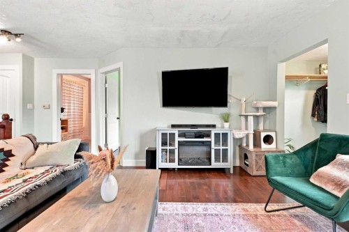 5431 55 Avenue, Lacombe, AB - Indoor Photo Showing Living Room