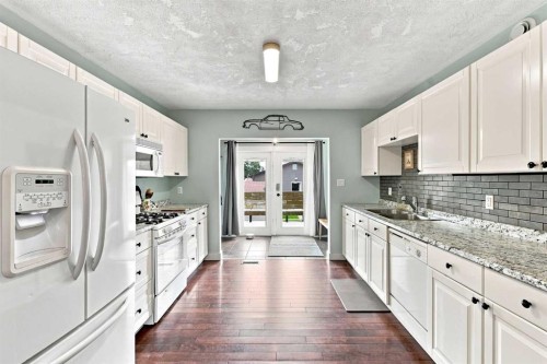 5431 55 Avenue, Lacombe, AB - Indoor Photo Showing Kitchen With Double Sink With Upgraded Kitchen