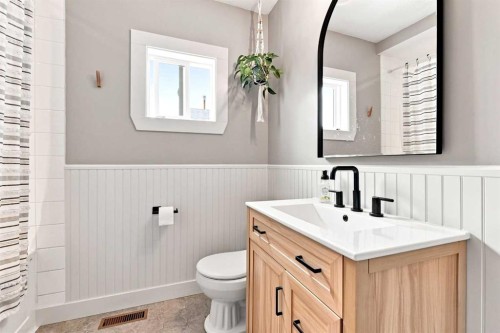 5431 55 Avenue, Lacombe, AB - Indoor Photo Showing Bathroom