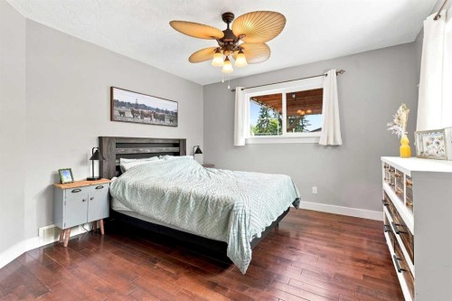5431 55 Avenue, Lacombe, AB - Indoor Photo Showing Bedroom