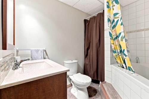 5431 55 Avenue, Lacombe, AB - Indoor Photo Showing Bathroom