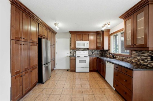 172 Templemont Drive Ne, Calgary, AB - Indoor Photo Showing Kitchen