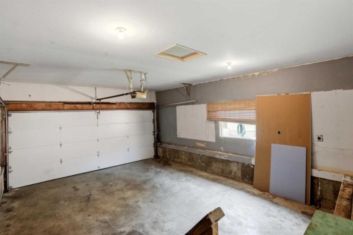 172 Templemont Drive Ne, Calgary, AB - Indoor Photo Showing Garage