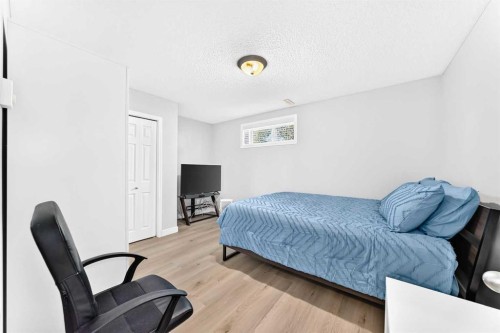 124 West Lakeview Drive, Chestermere, AB - Indoor Photo Showing Bedroom