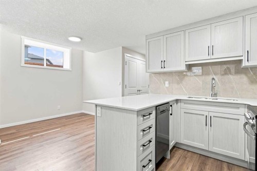 4041 Southwinds Way Sw, Airdrie, AB - Indoor Photo Showing Kitchen