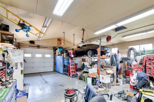 280166 Twp Rd 240, Chestermere, AB - Indoor Photo Showing Garage