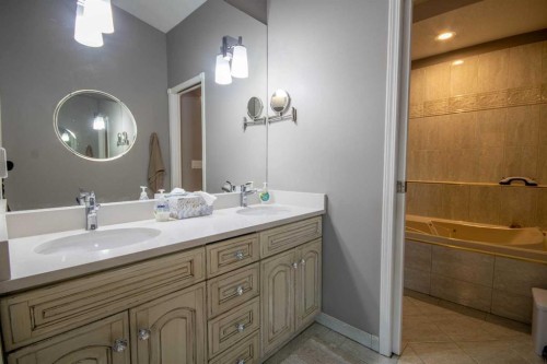 550 4 Avenue Sw, Sundre, AB - Indoor Photo Showing Bathroom