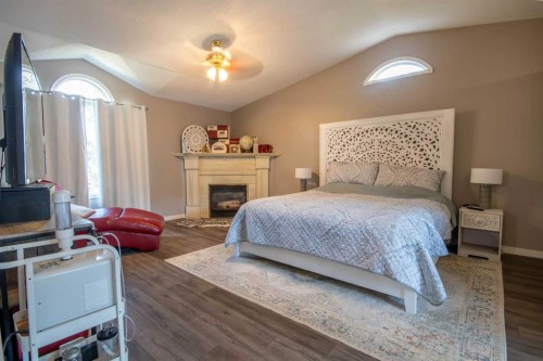 550 4 Avenue Sw, Sundre, AB - Indoor Photo Showing Bedroom