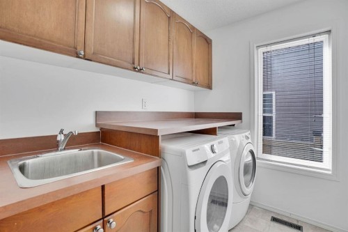 89 Everoak Drive Sw, Calgary, AB - Indoor Photo Showing Laundry Room