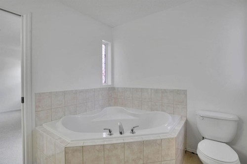 89 Everoak Drive Sw, Calgary, AB - Indoor Photo Showing Bathroom