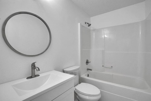 89 Everoak Drive Sw, Calgary, AB - Indoor Photo Showing Bathroom