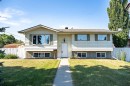 4 Arlington Bay Ne, Calgary, AB  - Outdoor With Facade 