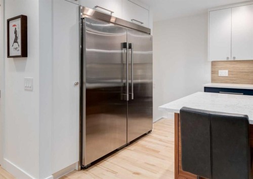 20 Gainsborough Drive Sw, Calgary, AB - Indoor Photo Showing Kitchen