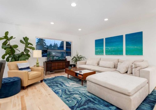 20 Gainsborough Drive Sw, Calgary, AB - Indoor Photo Showing Living Room