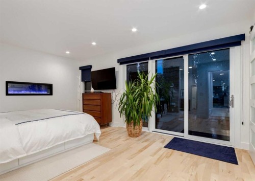 20 Gainsborough Drive Sw, Calgary, AB - Indoor Photo Showing Bedroom