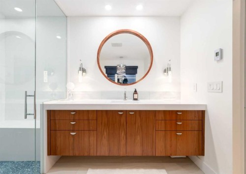 20 Gainsborough Drive Sw, Calgary, AB - Indoor Photo Showing Bathroom