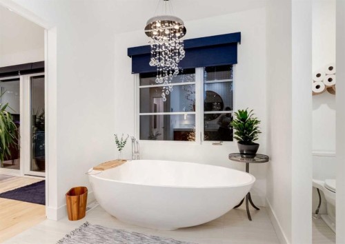 20 Gainsborough Drive Sw, Calgary, AB - Indoor Photo Showing Bathroom
