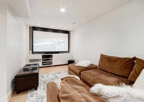 20 Gainsborough Drive Sw, Calgary, AB - Indoor Photo Showing Living Room