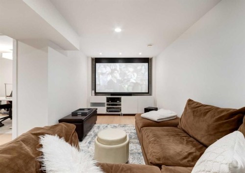 20 Gainsborough Drive Sw, Calgary, AB - Indoor Photo Showing Living Room