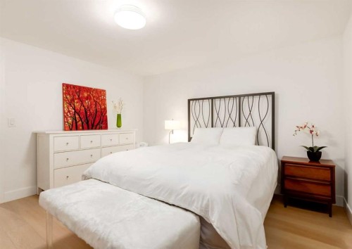 20 Gainsborough Drive Sw, Calgary, AB - Indoor Photo Showing Bedroom
