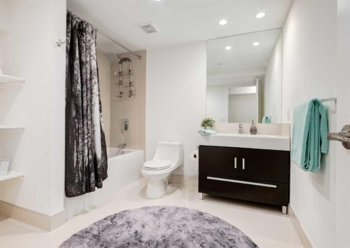 20 Gainsborough Drive Sw, Calgary, AB - Indoor Photo Showing Bathroom