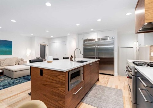 20 Gainsborough Drive Sw, Calgary, AB - Indoor Photo Showing Kitchen With Upgraded Kitchen