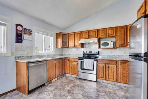 21 La Valencia Green Ne, Calgary, AB - Indoor Photo Showing Kitchen