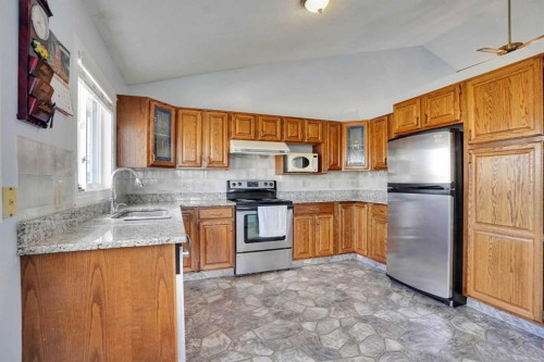 21 La Valencia Green Ne, Calgary, AB - Indoor Photo Showing Kitchen