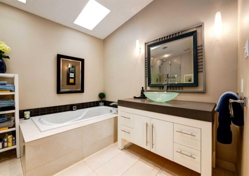 111 Hawksbrow Drive Nw, Calgary, AB - Indoor Photo Showing Bathroom