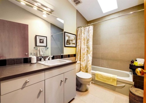 111 Hawksbrow Drive Nw, Calgary, AB - Indoor Photo Showing Bathroom