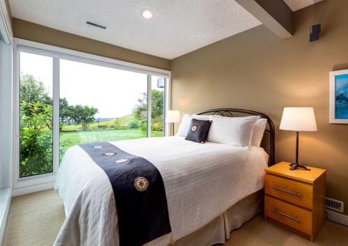 111 Hawksbrow Drive Nw, Calgary, AB - Indoor Photo Showing Bedroom