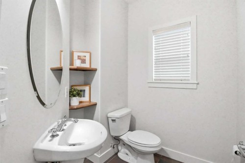 624 27 Avenue Nw, Calgary, AB - Indoor Photo Showing Bathroom