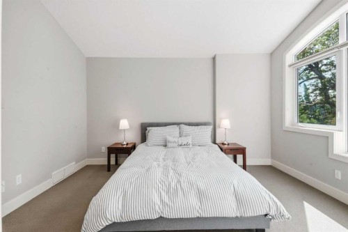624 27 Avenue Nw, Calgary, AB - Indoor Photo Showing Bedroom